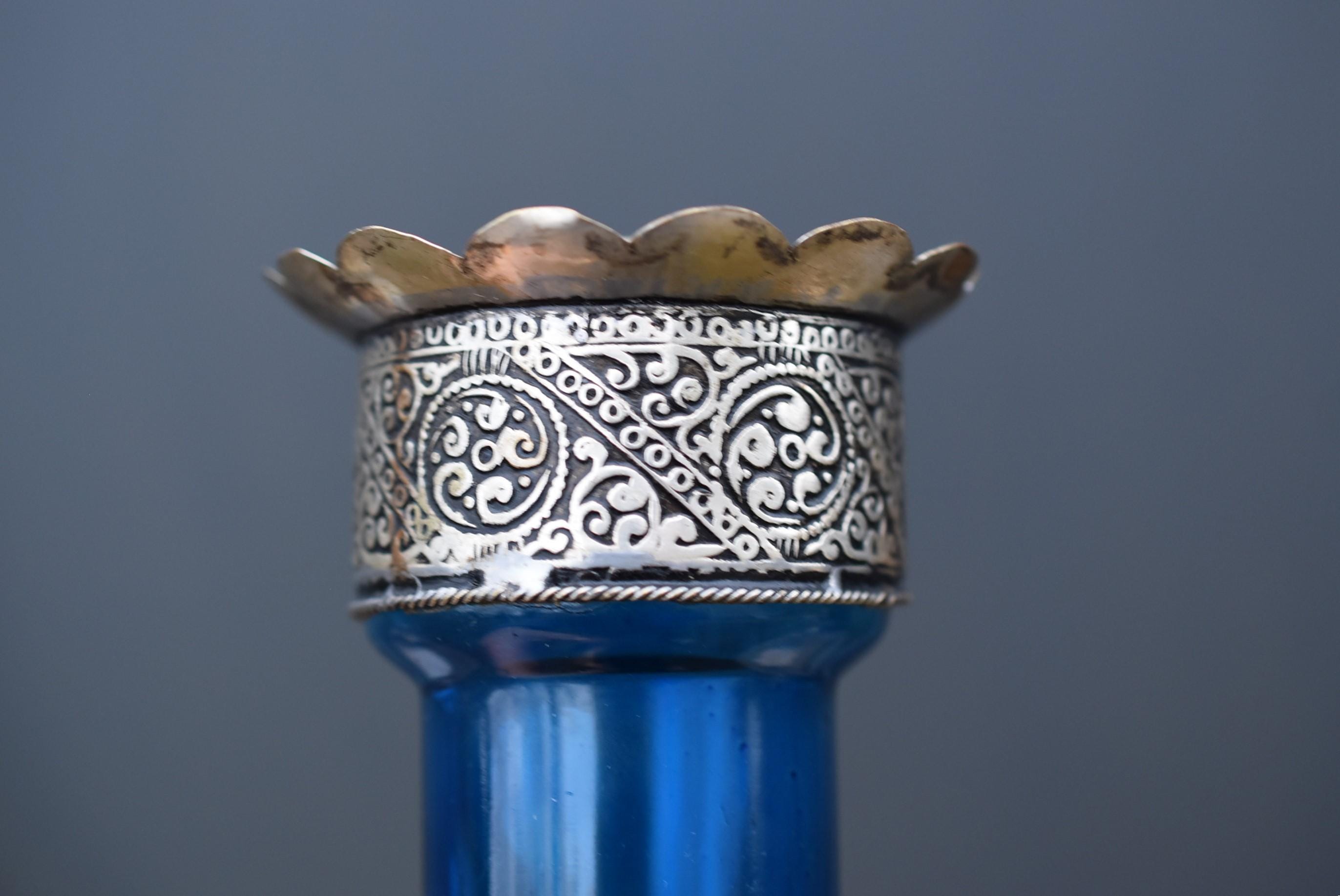 青いガラスと白い金属で作られたヴィンテージキャンドルホルダー 