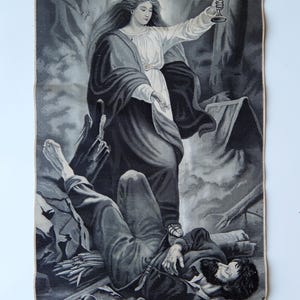 Puede incluir: Tapiz en blanco y negro que representa una escena religiosa. Una mujer con un vestido blanco y una capa oscura sostiene un cáliz sobre un hombre que yace en el suelo. El fondo presenta un bosque y elementos arquitectónicos.