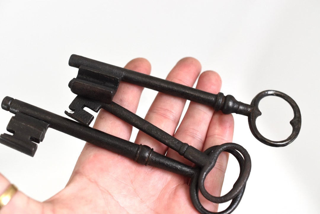 Lot De 3 Vieilles Clés Anciennes Percées - Fer Forgé - Diamètre 6/4 Cm
