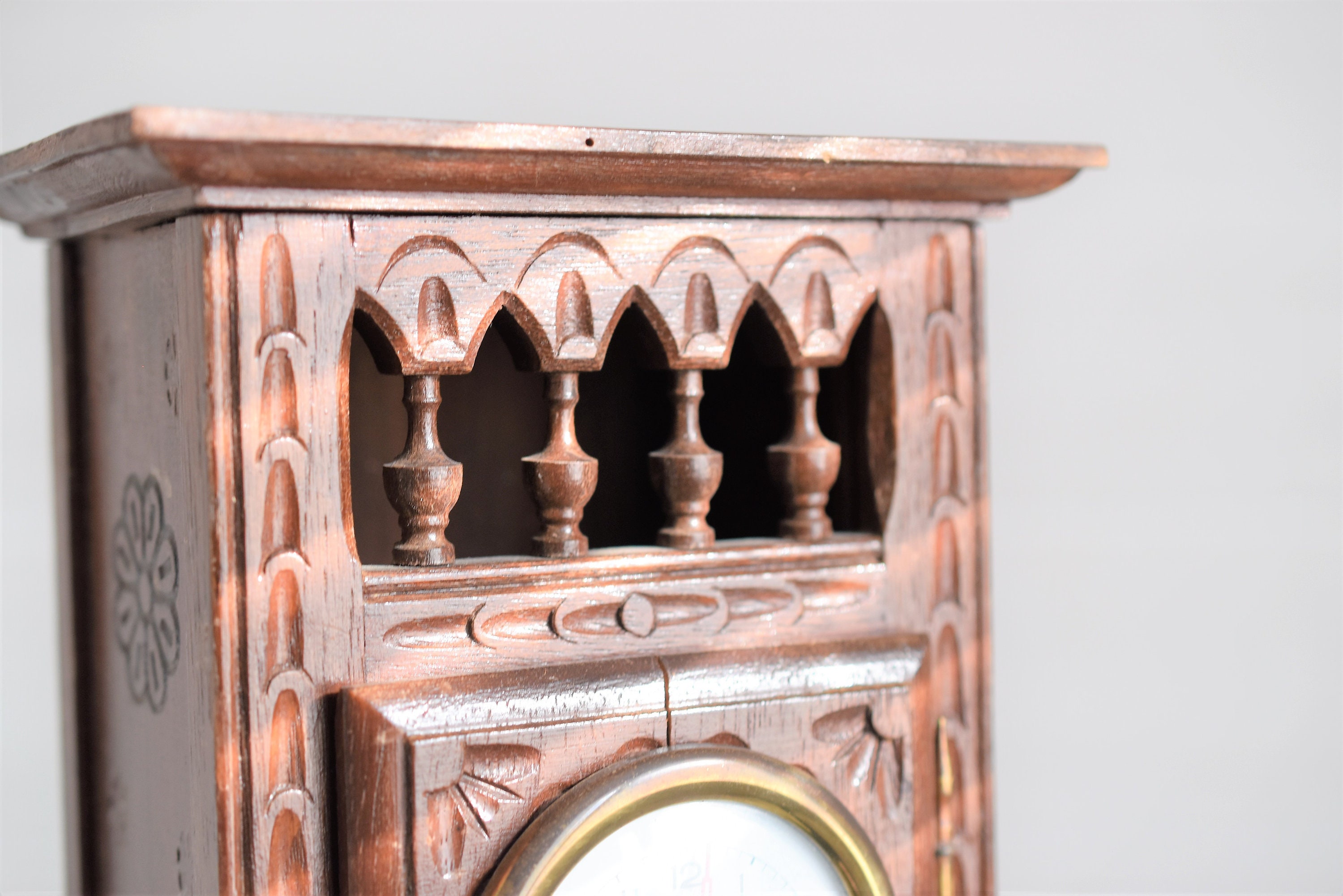 Armoire mirroir bois sculptée chêne