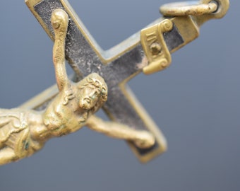 珍しい大きな十字架の十字架像。木と金属で壁に取り付けられたイエス