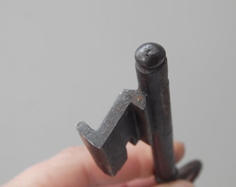 Llave francesa antigua, fabricada entre los siglos XVIII y XIX, de hierro forjado, hecha a mano.