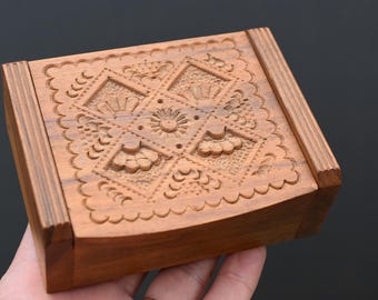 Portagioie in legno vintage intagliato a mano: contenitore per cianfrusaglie