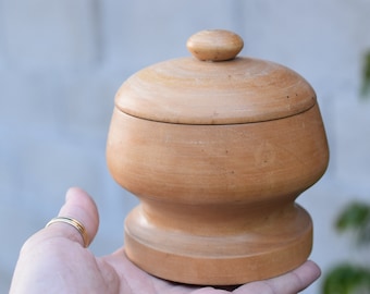 Op de afbeelding: Een houten doos met een deksel, de doos is lichtbruin en heeft een gladde afwerking.