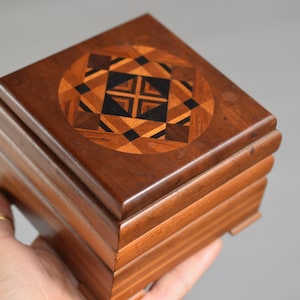 Scatola per sigarette in legno vintage, distributore di sigarette, intarsi in legno