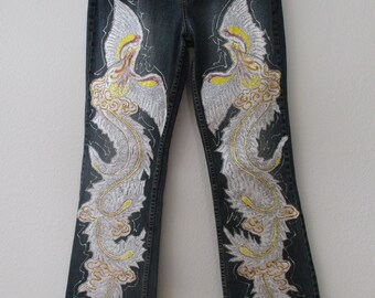 JEANS EMBELLECIDOS A MANO {Seminuevo-Excelente, Taunt . Talla 9 Larga • Cintura 30&quot;. Caderas 38&quot; . Rise 10&quot; Inseam 33.5&quot; • Diseño Dragon Print