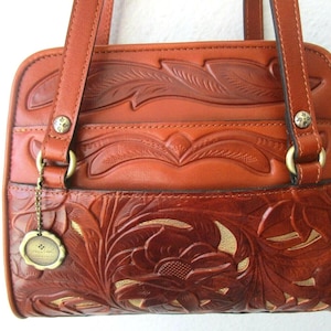 Patricia Nash Bruna - Bolso tipo cartera de piel labrada color canela con recortes florales, nuevo en embalaje original