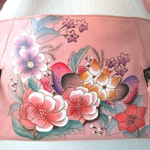 Cartera de cuero pintada a mano Anuschka – Pájaro floral de jardín vintage – Nuevo Testamento – Mediana