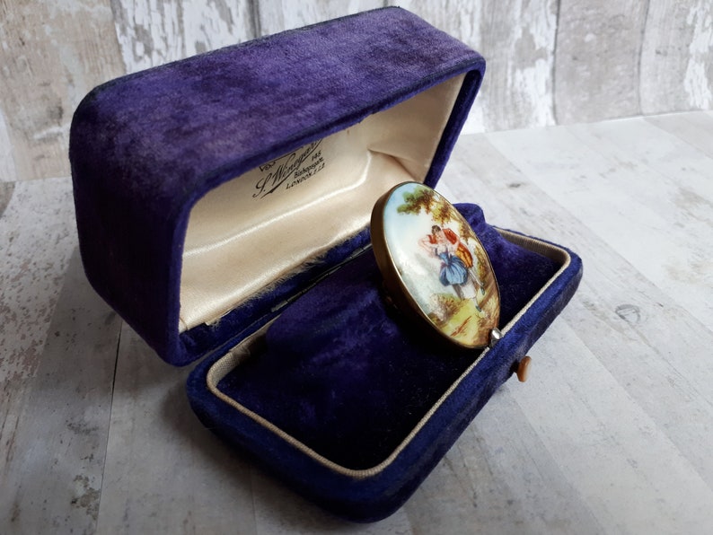 Victorian Transfer Printed Porcelain Brooch Pinchbeck Mount Hard-paste Porcelain Hand-painted Georgian Image Tube Hinge /& C Clasp