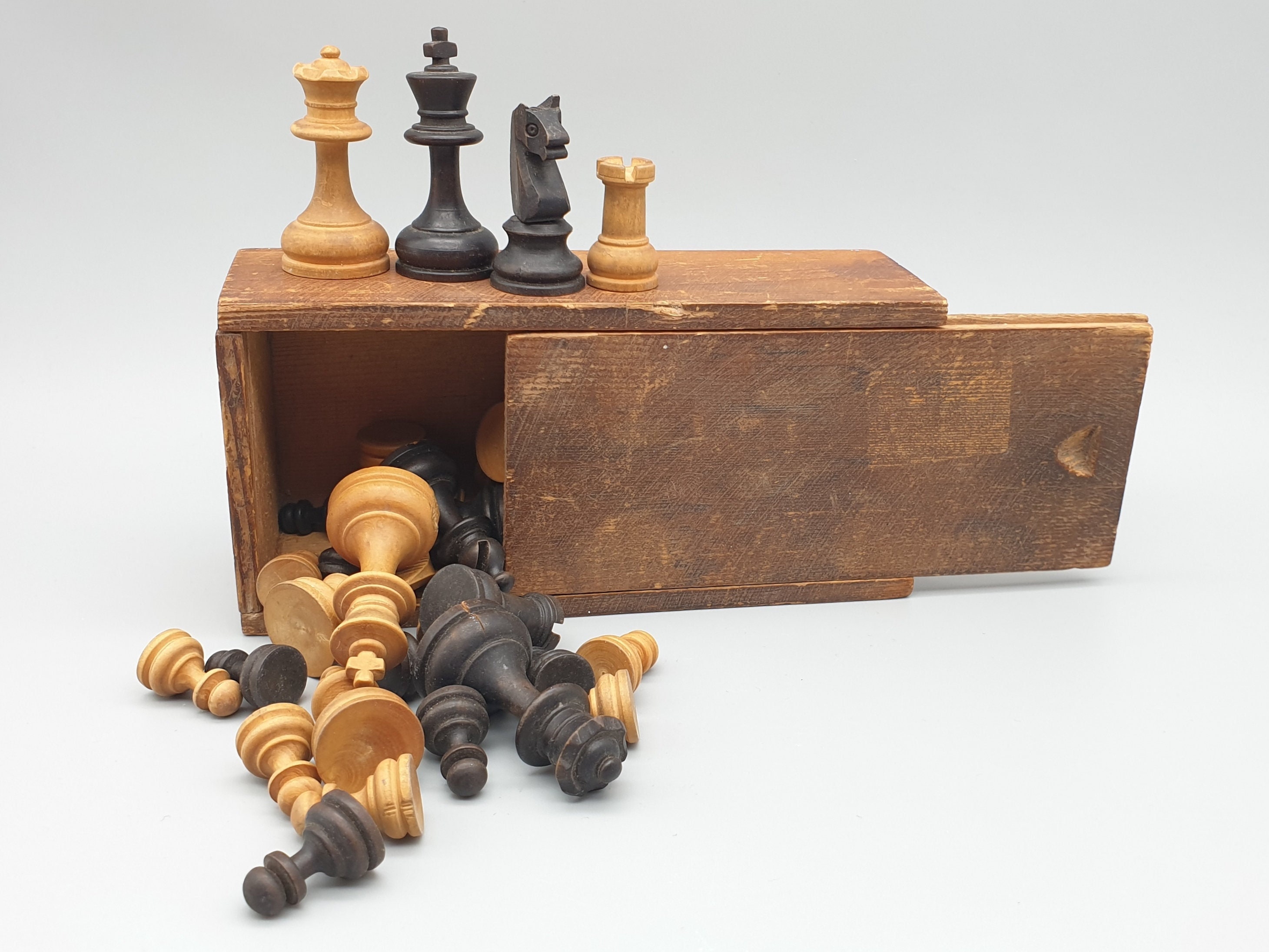 English & Scottish Theme Chess Set with Classic Walnut & Maple Chess Board