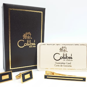 Set de regalo en caja Colibri Tie Clip & Cuff Links de 1990 - Chapado en oro con decoración de esmalte negro - Tarjeta de garantía - Excelente estado