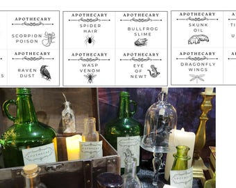 Könnte beinhalten: Apotheken-Themenausstellung mit verschiedenen Zutaten für Tränke in Glasflaschen. Etiketten enthalten "Oktopus-Tinte", "Spinnenhaar", "Bullfrog-Schleim" und "Stinktieröl". Die Szene umfasst Kerzen und eine Holzkiste.