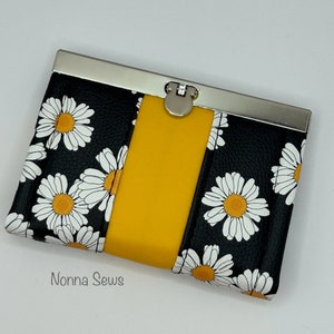 Cartera plegable hecha a mano con marco de bloqueo de margarita pequeña de 4,5" x 3" x 3/4"