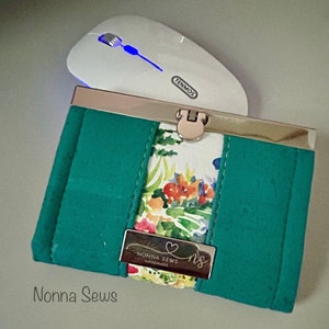 Cartera plegable hecha a mano con marco de bloqueo pequeño y plegable de 4,5" x 3" x 3/4"