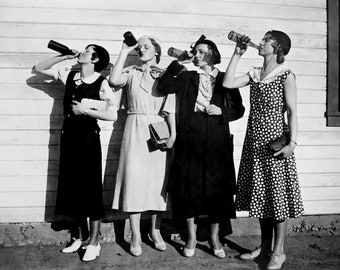 Foto flapper degli anni '20: donne che bevono birra, arte proibizionista dei bar clandestini (download digitale)
