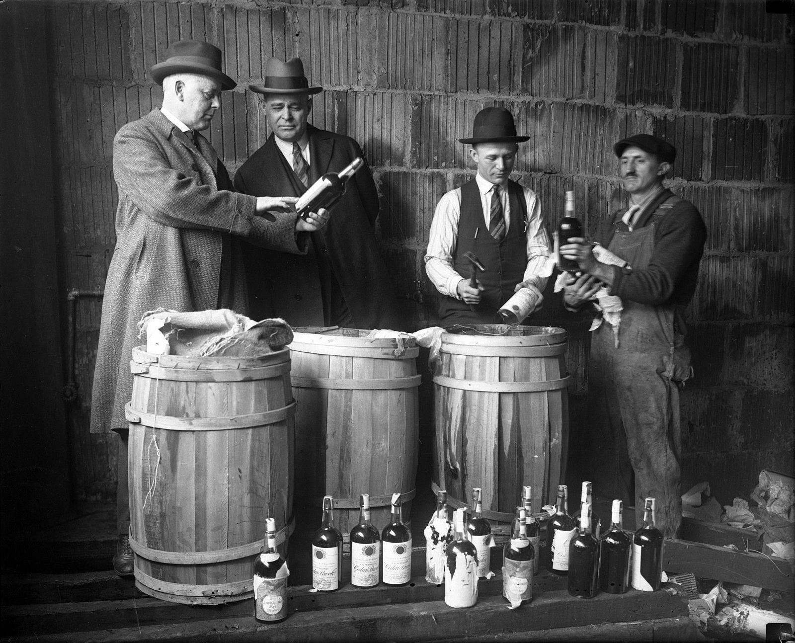 1920's Prohibition Era Speakeasy Police Raid Bootlegger Moonshine Illegal  Bar Alcohol Wall Art Photo Picture Decor -  Denmark