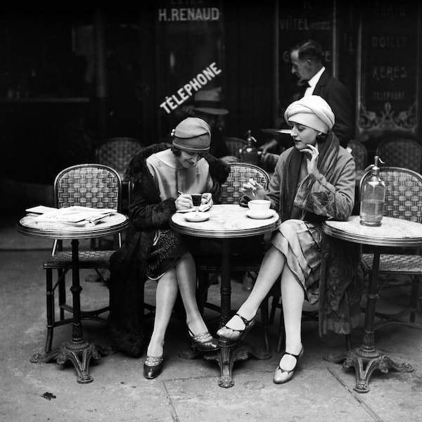 Vintage Photo of Two Women Enjoying a Parisian Café in the 1920s French Decor French Art Flapper Girl, She Shed, Feminist Art, Roaring 20s