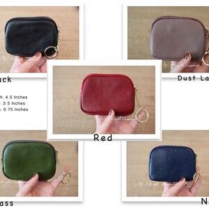 Puede incluir: Cinco peque&ntilde;as carteras de monedas de cuero con cierre de cremallera y llaveros. Las carteras son de color negro, rojo, lavanda polvorienta, verde y azul marino.