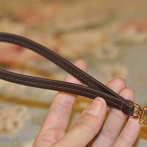Correa de muñeca de cuero marrón oscuro Mcraft®, compatible con la agenda de la cartera damier ebene pochette, se puede usar como llavero.