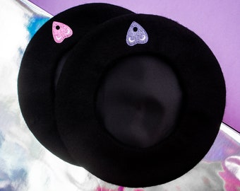 パープル ウィジャ プランシェット ベレー帽、ウィジャ ハット、刺繍入りベレー帽、ウール ベレー帽、冬用帽子、ゴス ベレー帽、ゴシック ファッション、魔女のギフト、冬用ベレー帽