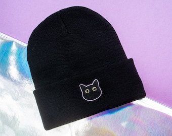 黒猫のビーニー、黒猫のギフト、黒猫の帽子、猫好きへのギフト、ゴス猫、ゴスビーニー帽子、刺繍ビーニー、パステルゴス、グランジビーニー