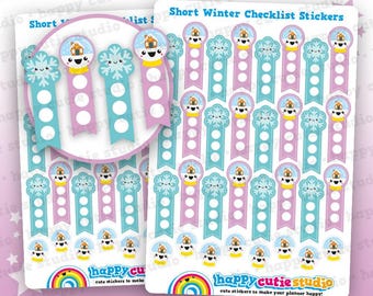 Puede incluir: Hojas de "Short Winter Checklist Stickers" con temática invernal. Las pegatinas presentan un muñeco de nieve en una bola de nieve, copos de nieve y un diseño de banner en tonos de azul, rosa y blanco. También se ve el texto "happy cutie studio".