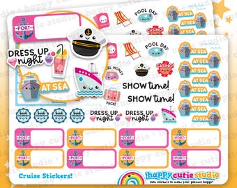 Op de afbeelding: Vel cruise-thema stickers met illustraties van cruiseschepen, kapiteinshoeden en bagage. Teksten zijn onder meer "Pool Day" en "Show Time!". De stickers zijn in roze, blauw en geel.