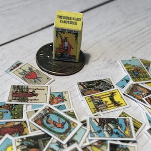 Cartas de tarot en miniatura, Halloween, cosas de hadas, bruja, decoración de Halloween, cartas de tarot, miniatura, decoración de casa de muñecas, miniatura de Halloween 1:12