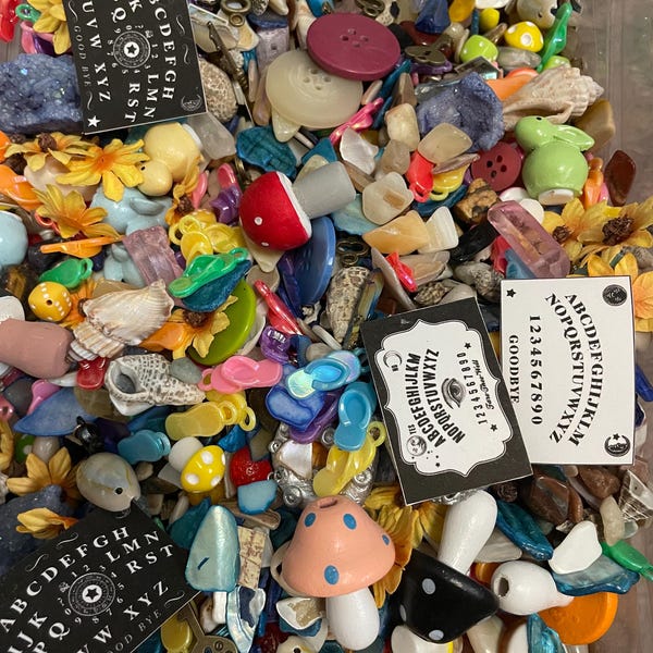 Boule à confettis corbeau : pierres précieuses, breloques, coquillages, cartes de tarot
