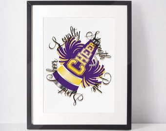 Puede incluir: Megáfono de porristas morado y dorado con la palabra "CHEER" en letras doradas. El megáfono está rodeado de las palabras "Spirit", "Pride", "Strength", "Loyalty" y "Cheer" en una fuente cursiva.