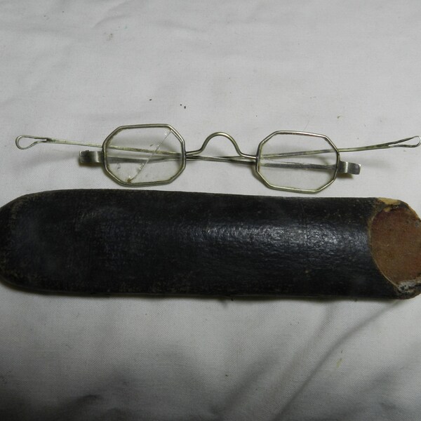 Octagon shaped Spectacles / Glasses with cardboard case                                               ---   34-76