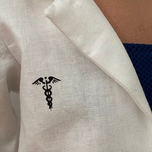 Bata de laboratorio médico, para muñecas de 45 cm, regalo para profesor, personalización gratuita, bata de laboratorio para muñecas, uniforme quirúrgico por separado, regalo de graduación, regalo veterinario imagen 6