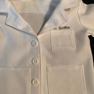 Bata de laboratorio médico, para muñecas de 45 cm, regalo para profesor, personalización gratuita, bata de laboratorio para muñecas, uniforme quirúrgico por separado, regalo de graduación, regalo veterinario imagen 9