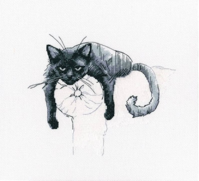 Among black cats Cross Stitch Kit RTO M666