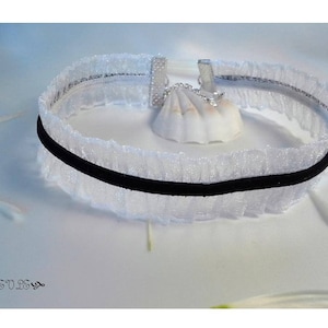 Choker aus schwarzem Wildleder & weißer Spitze: Halskette im viktorianischen Stil