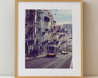 Lissabon Gelbe Tram Wand Kunst | Portugal Hill Straßenszene | Europäischer Reise-Fotografie-Druck