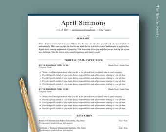 Puede incluir: Una plantilla de currículum vitae con el nombre "April Simmons" en la parte superior. El documento incluye secciones para un resumen, experiencia profesional y educación. Un bolígrafo dorado descansa en el lado izquierdo.