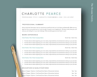 Puede incluir: Una plantilla de currículum vitae con el nombre "Charlotte Pearce" en la parte superior. El currículum incluye secciones para el resumen profesional, la experiencia laboral y la educación. Un bolígrafo dorado descansa en el lado izquierdo de la página.