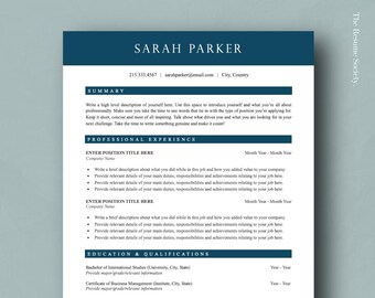 Puede incluir: Una plantilla de currículum vitae con encabezado y pie de página azul marino. El texto "SARAH PARKER" está en la parte superior. El currículum incluye secciones para resumen, experiencia profesional y educación. El logotipo de The Resume Society está en la esquina superior derecha.