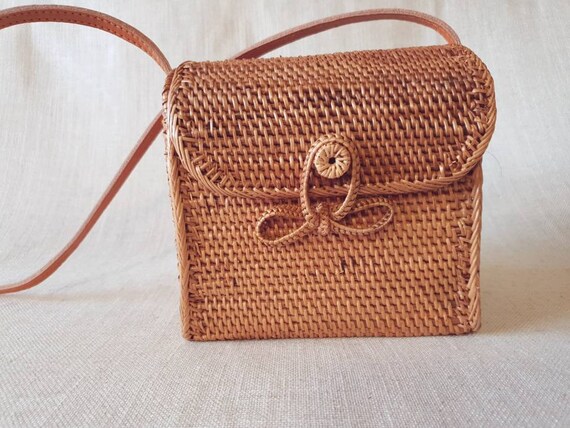 round woven purse