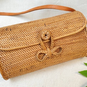 Natural rattan  handbag with a leather shoulder strap. Ata grass handwoven across the body wicker purse, tote. Summer straw bag style 2024.