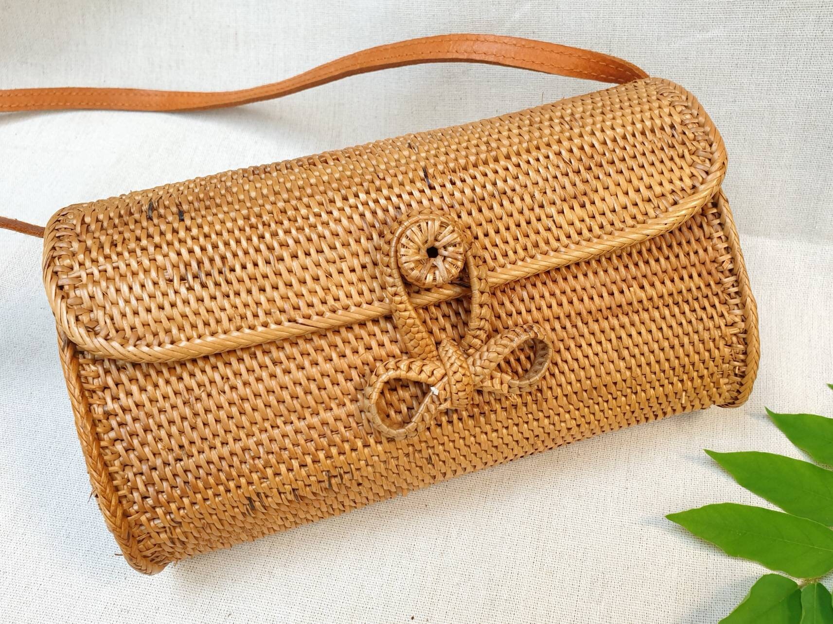Handtas van naturel rotan met leren schouderriem. Handgeweven rieten tas van atagras draagtas. Zomerse strozak stijl 2024. Etsy Belgie