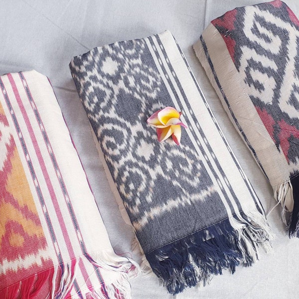 Jeté de lit en coton, jeté de canapé ou châle de plage, couverture de paréo, couvertures de lit simple ikat batik tissées à la main ou nappe pour maman, décoration de Bali