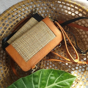 Portefeuille de voyage en rotin et cuir, sac rectangulaire, sac à main en bandoulière naturel tissé à la main de taille moyenne, style été 2025