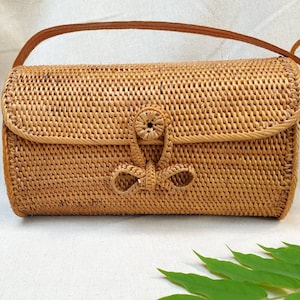 Natural rattan  handbag with a leather shoulder strap. Ata grass handwoven across the body wicker purse, tote. Summer straw bag style 2024.