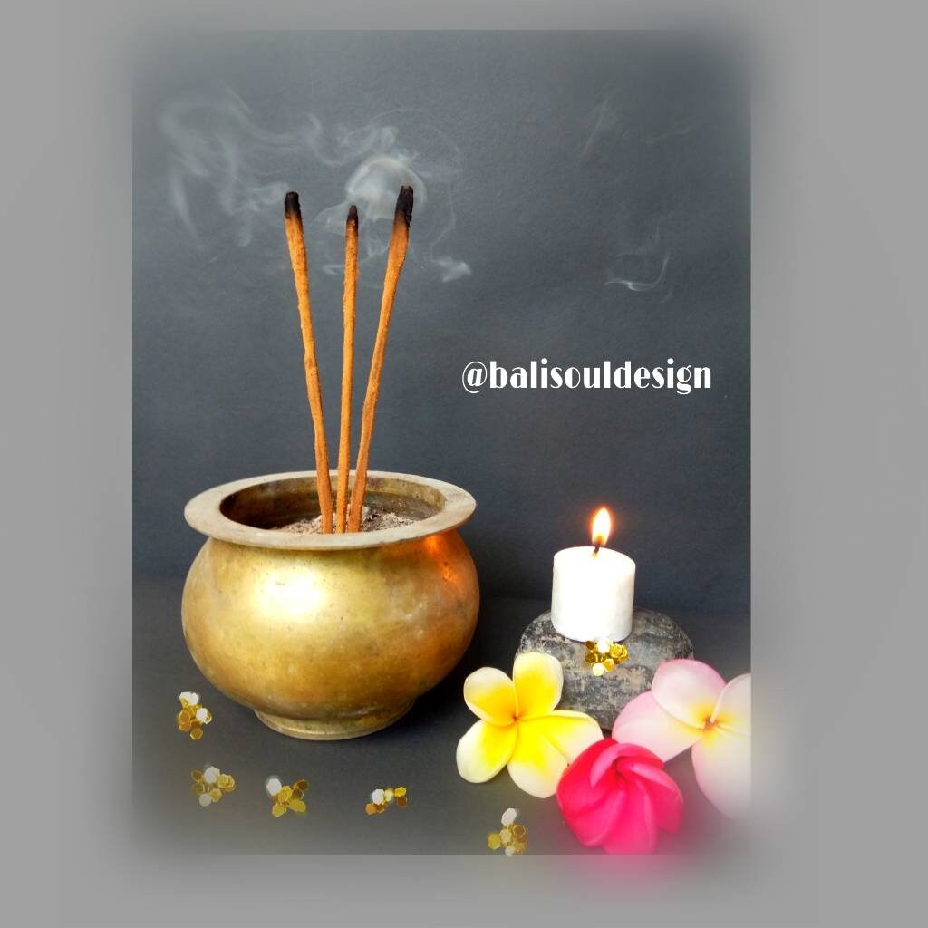 Encens naturel en bâtons, 3 paquets d'encens naturel Sai flora, encens  roulés à la main, encens fait main, encens de Bali, aromathérapie,  méditation -  France