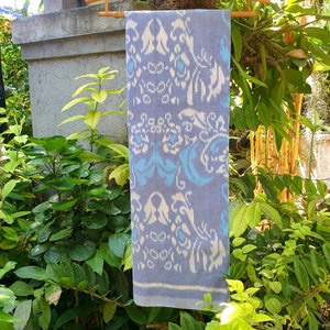 Sarong ikat-patroon pareo, mousseline, katoenen strandbodywrap. Traditionele Indonesische endek-sarongs in natuurlijke kleuren. Dames- of herensarong.