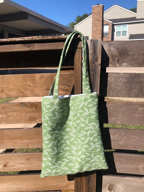 Green/white leaf print tote bag