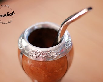 Mate de Calabaza Aribaloideo Artesanal con Borde de Aluminio Grabado. Mate Argentino, regalo para Argentinos
