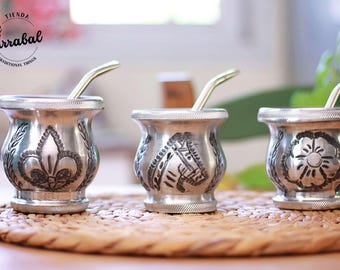 Mate made of carob wood and aluminum engraved with flower or horse motifs. Argentine mate, country style, gift for drinking mate.